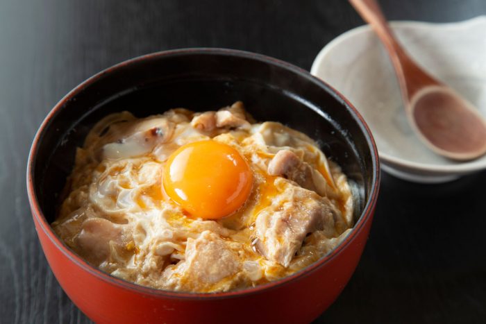 【半熟おやこ丼　780円】 半熟のトロトロ食感を残しつつ、ふんわり仕上げたランチの品。小鉢、みそ汁、お新香付き。鶏肉の皮目を炙り香ばしさがアップ。 