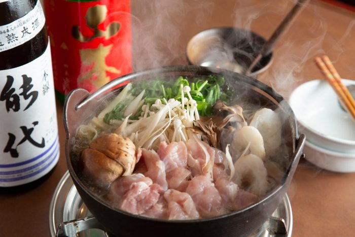 【Kiritanpo Nabe (1 serving) 1,800 yen (can be ordered from 2 people)】  Kiritanpo made from "Akitakomachi" rice from Noshiro, soak up a special soup made from Hinai-chicken bones. Chicken ingredients can also be upgraded to Hinai-chicken (550 yen per person, reservation required).