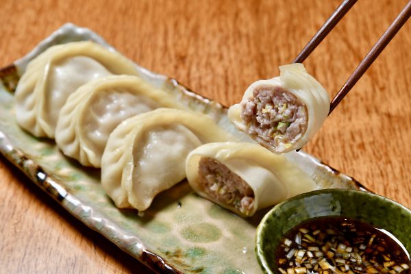 [Specialty Chinese dumplings with plenty of meat (4 pieces) ¥ 600 (excluding tax)] They use a 9 mm extremely thick iron plate to bake it, which brings out the taste of vegetables and meat well. It takes much time to bake it, so a must-order item.