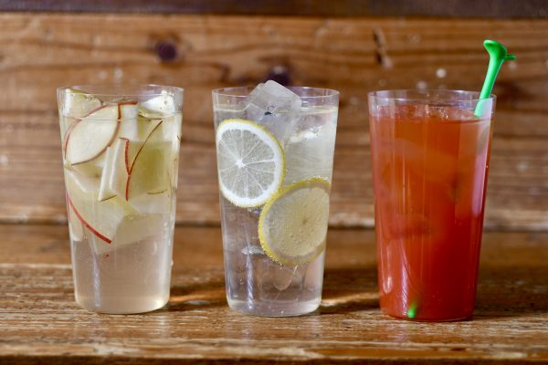 [From left: apple vinegar sour, adult lemon sour, Italian tomato sour ¥ 600 each (excluding tax)] Lemons and apples are particular about domestic production. Especially lemon zest is also used to improve freshness and health. Seasonal Sudachi sour is also available.