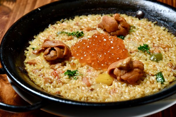 [Sea urchin and salmon paella (for 2 people) ¥ 2180-(excl. Tax)] A full-fledged paella using saffron, with a Japanese taste of sea urchin and salmon roe.