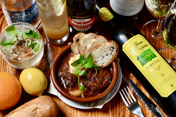 【Iberian cheek meat red wine stewed 980 yen, the left drink is Rebujito using sherry 620 yen, the right is homemade lemon ginger sour 500 yen ※ tax not included) Cheek meats cooked in red wine, herbs and tomatoes over time melt in the mouth.