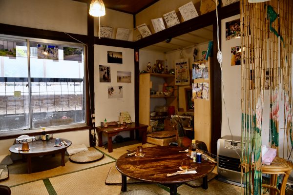 Dining is on the second floor. The Showa atmosphere of tatami mats and low tables, and Vietnamese cushions and accessories fit nicely. A relaxing space.