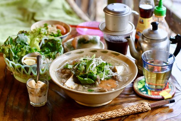 【Lunch set of beef for o 1300 yen (excluding tax)】 Set consists of rice, rice, Vietnam, and a staple of sandwiches. ) Is attached. Drinks include one of Vietnamese coffee, glass of wine, and mango juice.