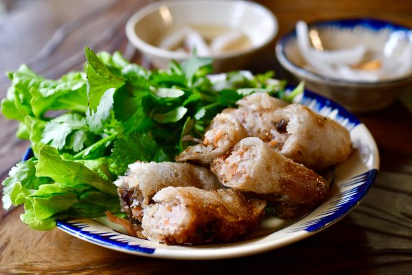 [Fried spring rolls (with 6 pieces) oven-baked ¥ 980 (excluding tax)] Pork mince, shrimp, vegetables, etc. Wrap in herbs and lettuce, soak in special sauce. Vine Seo, which is said to be Vietnamese okonomiyaki, costs 980 yen (excluding tax).