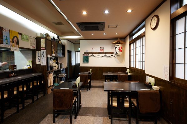 すっきりとした配置で、ゆったりくつろげる店内。店主は仲町氷川神社の氏子であり、このミリオン商店街の会長でもあるとか。抑えておきたい安心と信頼の一軒だ。 