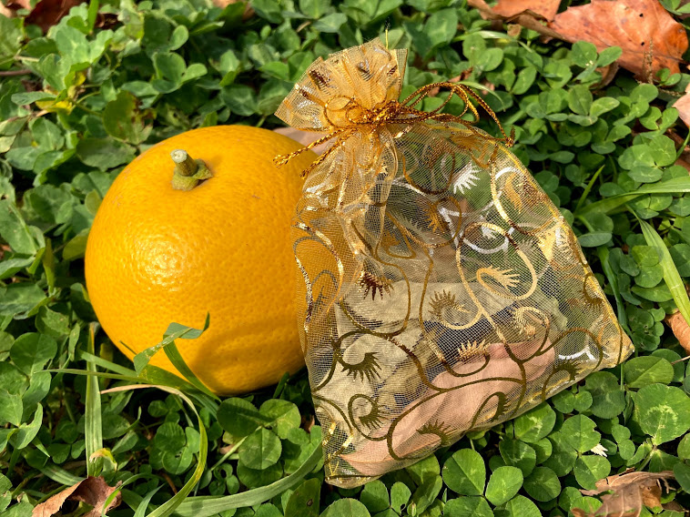 Making natural potpourri with bitter summer oranges