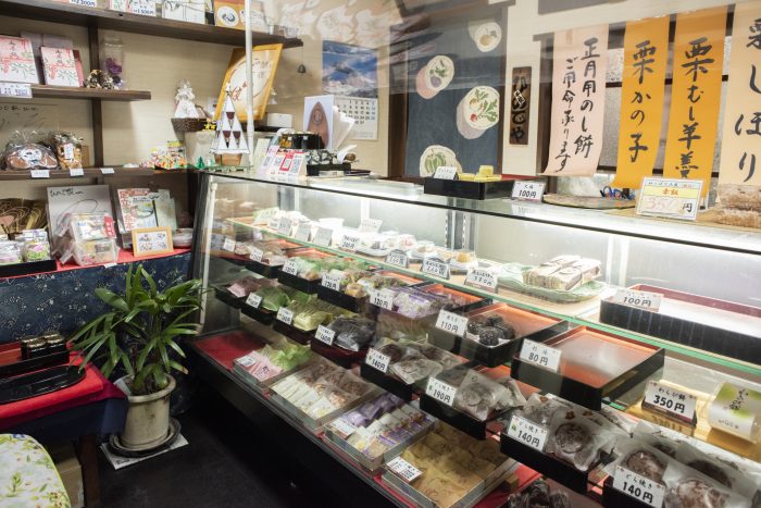 常時20～25種類の和菓子が並ぶ。店主は茶道のたしなみもあり、茶道で使う主菓子もバラエティ豊かに揃う。 